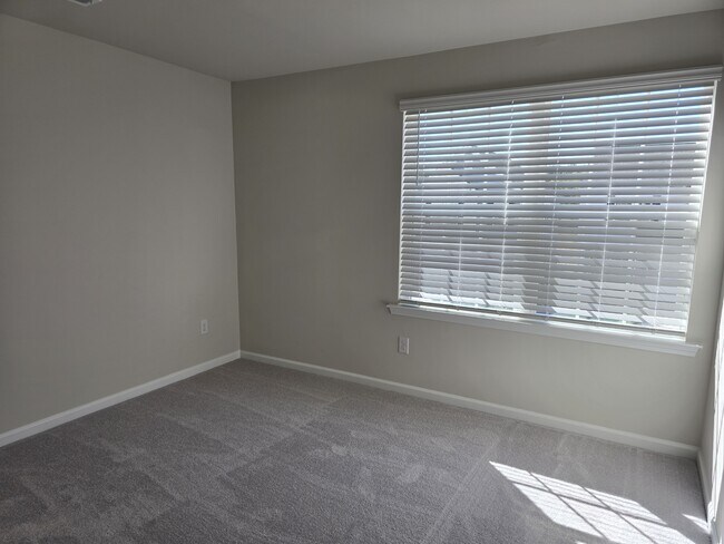 Building Photo - 5501 Hydrangea St