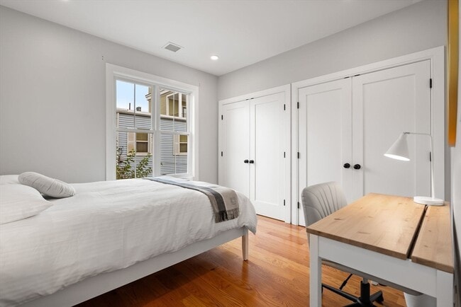 Building Photo - 174 W Seventh St