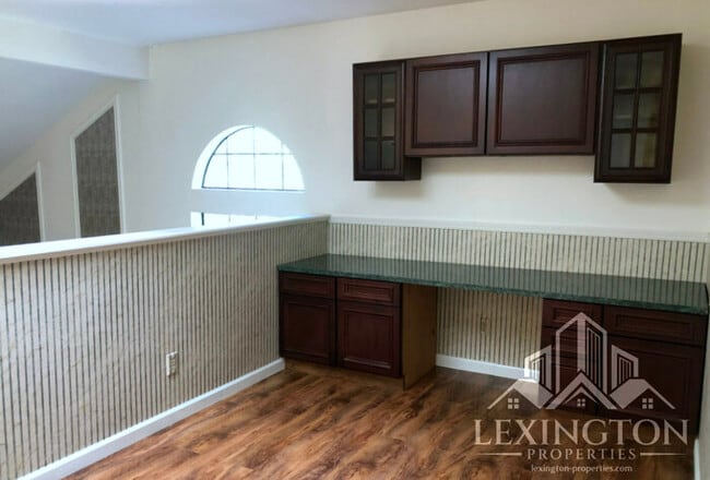 Building Photo - Wonderful, 3BD/2.5BA Home + Loft, in Oak C...