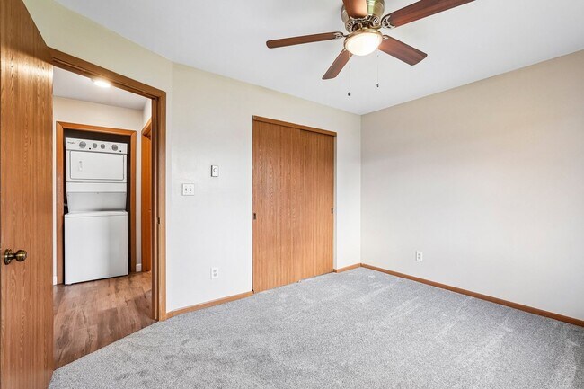 Building Photo - Renovated Private Entry 2 Bedroom Apartment Available!