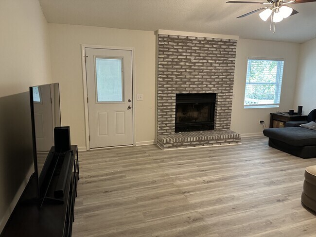 Building Photo - 100 Fieldcrest Dr