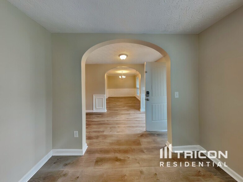 Building Photo - 203 Woodcreek Way
