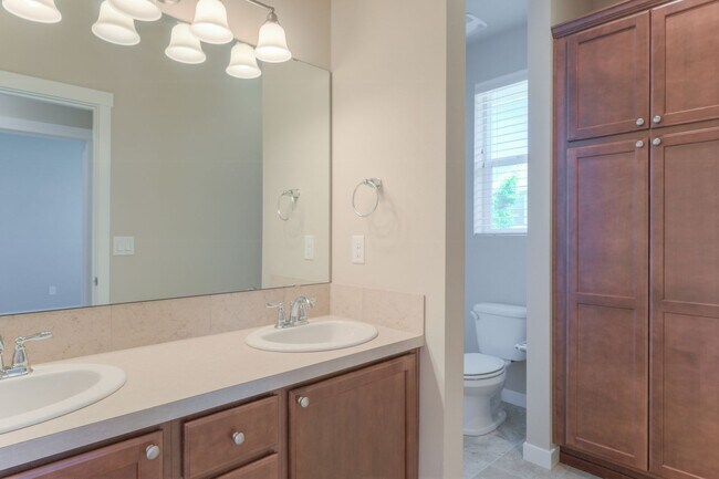 Building Photo - Spacious Brick and Wood Home in Issaquah