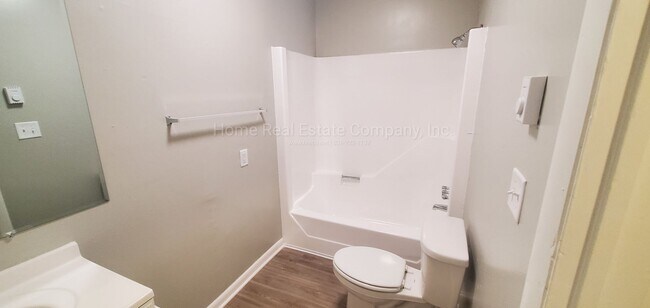 Building Photo - 829 W. Seventh Street Apt #8