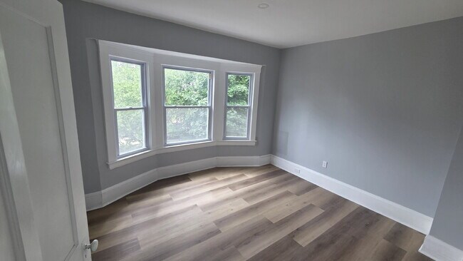 Building Photo - Exquisite 4 bed 3 bath with Air Conditioning