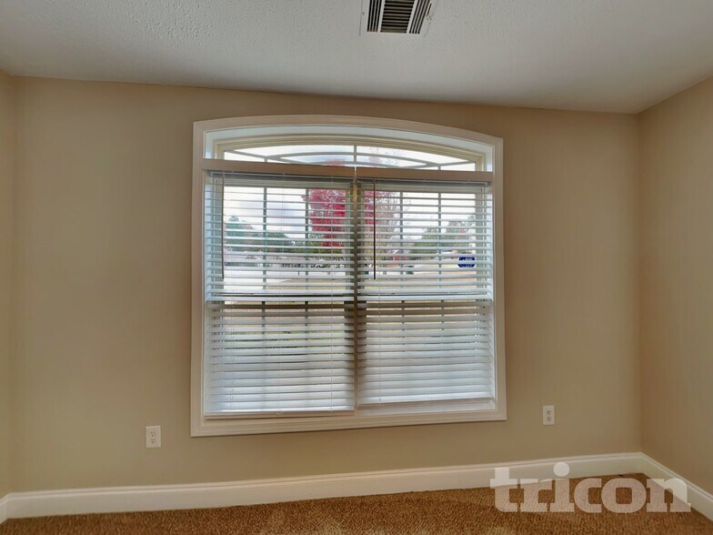 Building Photo - 621 Savannah Dr