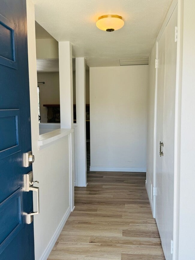 Building Photo - 2105 E Petunia St