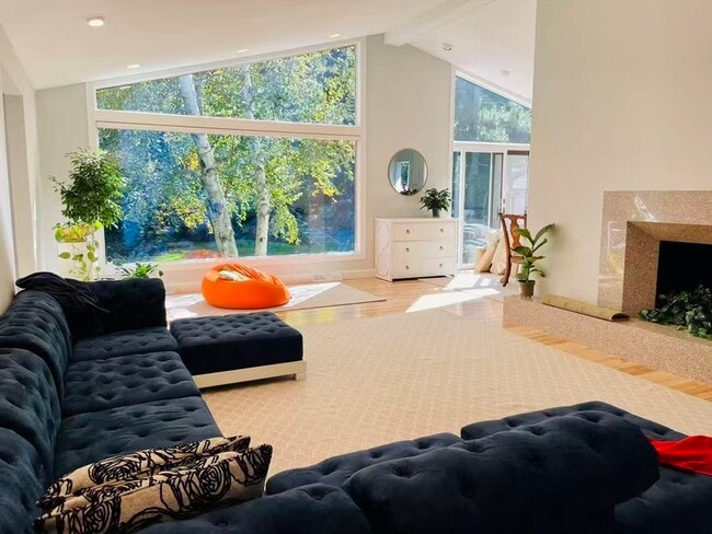 Building Photo - 32 Countryside Rd