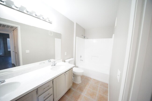 Building Photo - SHOWINGS AVAILABLE NOW