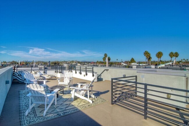 Building Photo - Downtown Oceanside Condo with pool and roo...