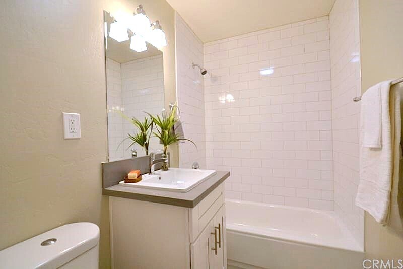 Full Bathroom 2 - 7635 Birchleaf Ave