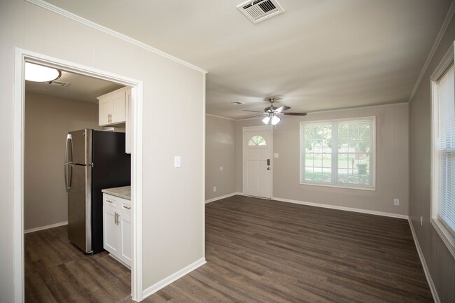 Building Photo - ** 3 Bed 1 Bath located in Forrest Hills *...