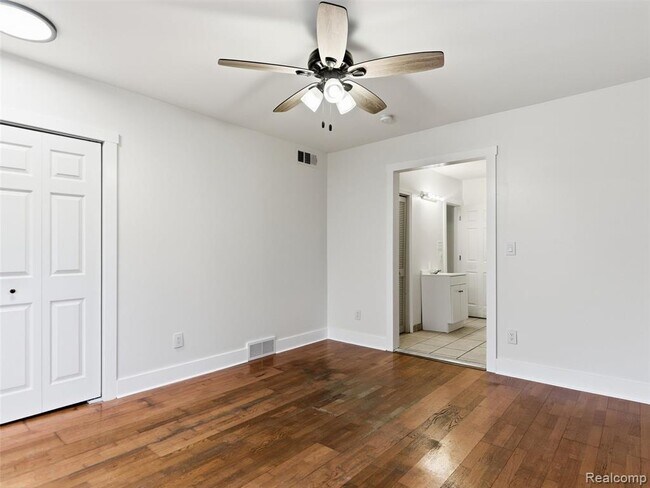 Building Photo - 335 E Elza Ave