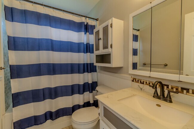 Building Photo - Lakefront Dream Home – 3BD | 2BA