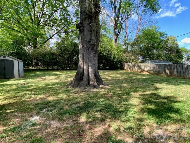 Building Photo - 1417 Cortland Rd W