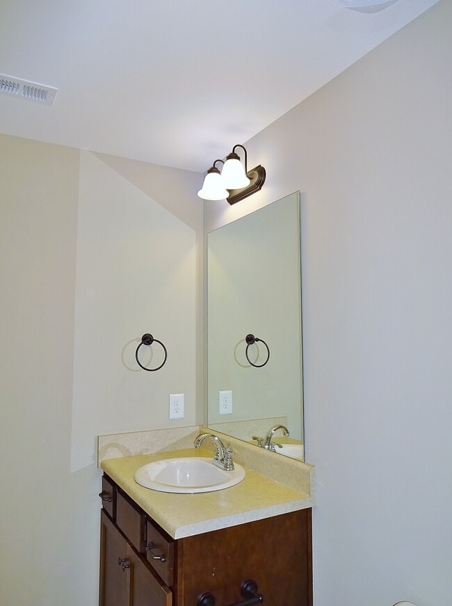 Building Photo - Spacious Town Home in Gardendale - Available to View Now!!!