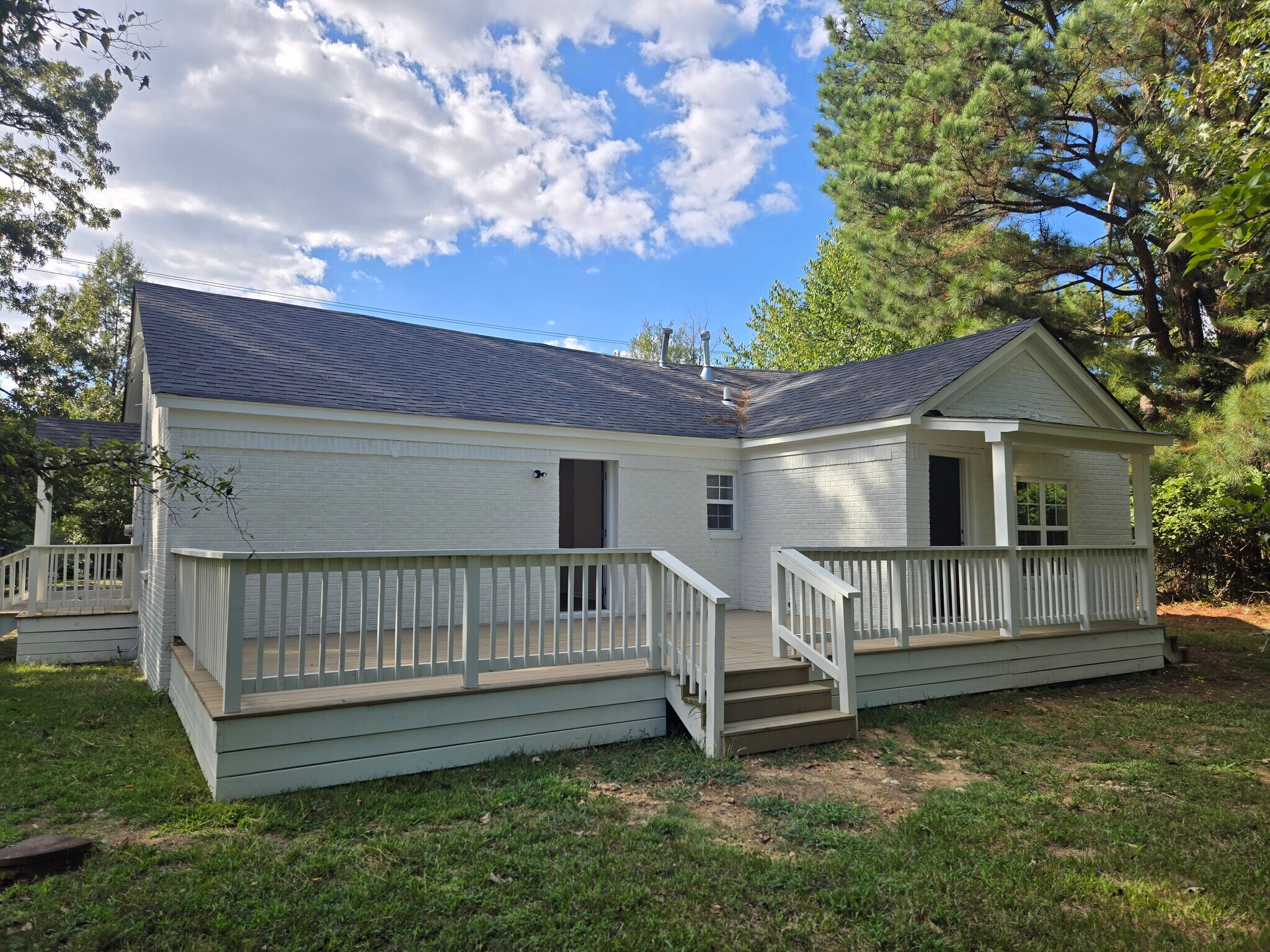 Building Photo - 880 Pisgah N