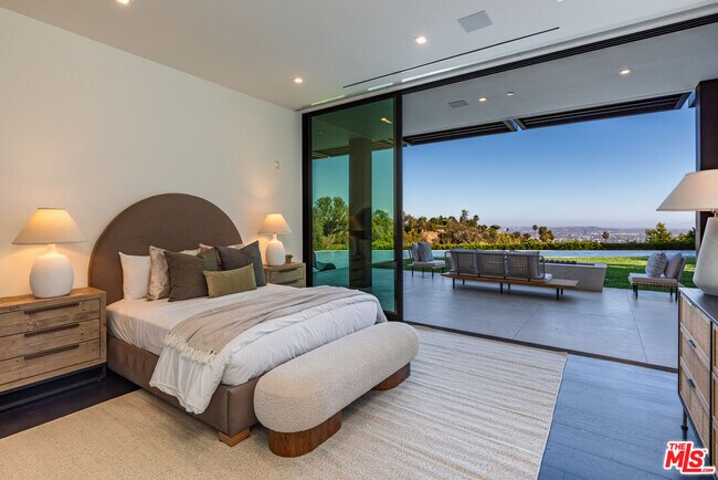 Building Photo - 9364 Beverlycrest Dr