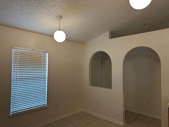 Building Photo - Move in condition 3 Bedroom 2 Bath 2 Car Garage Call Carole Arcaro 386-216-4900 Deltona Lakes Realty