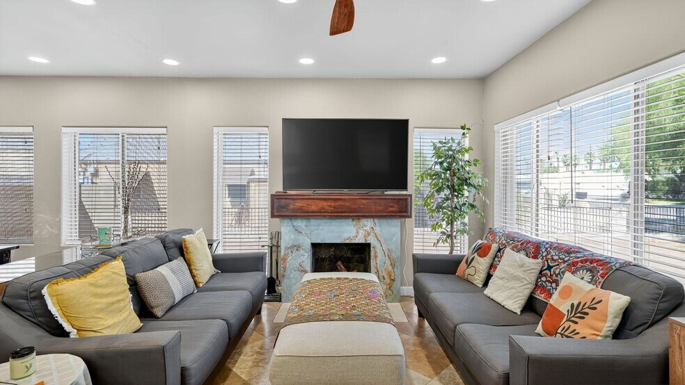 Primary Photo - 1627 E Earll Dr
