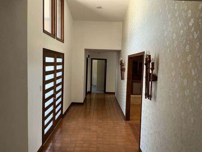Building Photo - Spacious 3/2.5 Home with Office+Den Neighb...