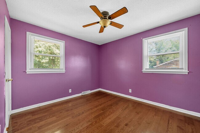 Building Photo - 3 Bedroom 2 Bath Dog Friendly Home For Ren...