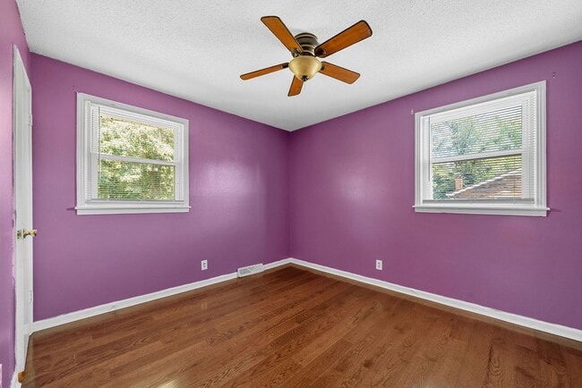 Building Photo - 3 Bedroom 2 Bath Dog Friendly Home For Rent Near Providence Blvd.