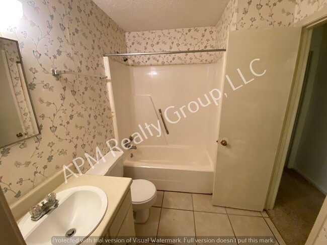 Building Photo - Duplex in convenient location