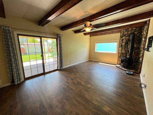 Building Photo - 5 bedroom 3 bathroom home for rent