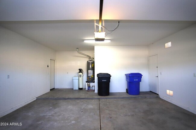 Building Photo - 2840 S Miller Dr