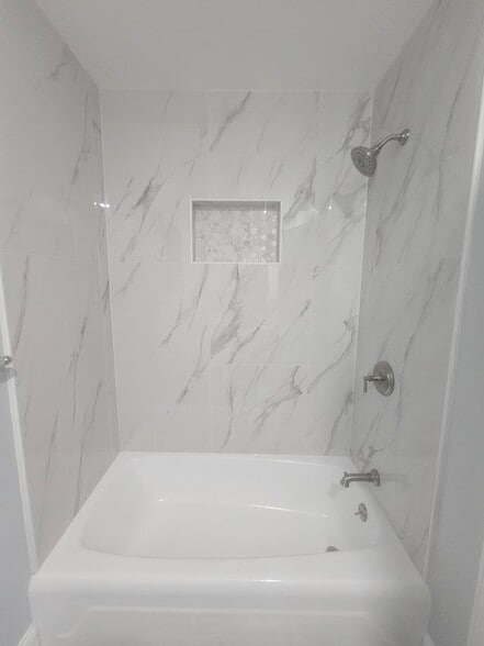 main floor full bath with tub - 4405 N Keokuk Ave