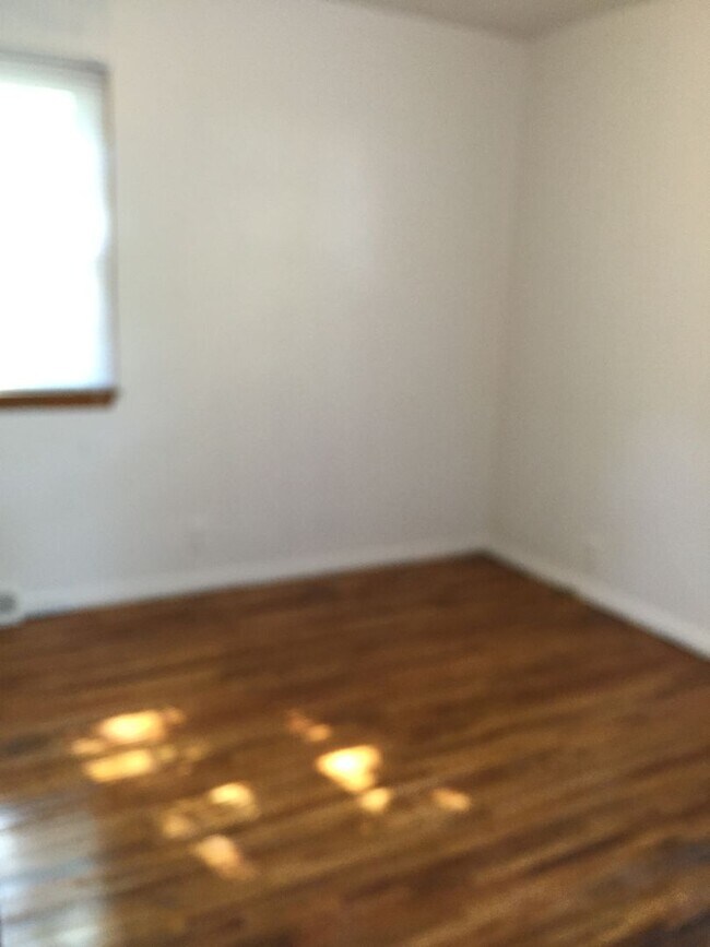 Building Photo - 3 Bedroom, 1 Bathroom House for Rent locat...