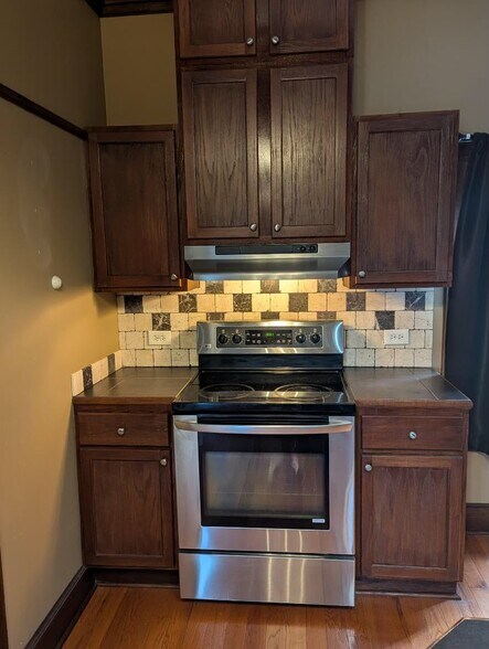 Kitchen stove - 1736 15th Ave S