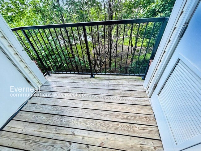 Building Photo - 1-Bed, 1-Bath Modern Condo with Balcony and Off-Street Parking