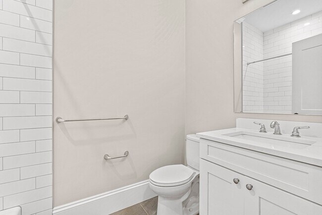 Building Photo - 846 Main St