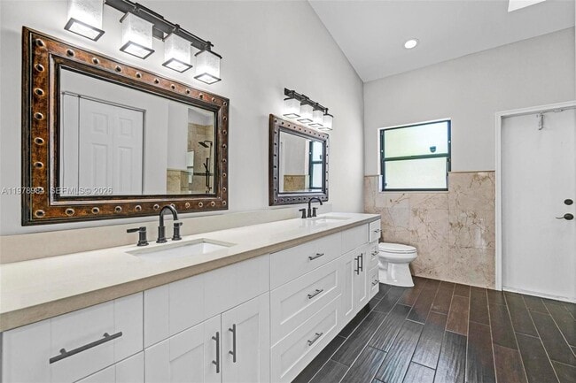 Building Photo - 5621 Carriage Ln