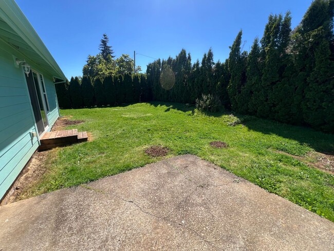 Building Photo - Well Maintained Three Bedroom Home in South Salem with Fenced Backyard