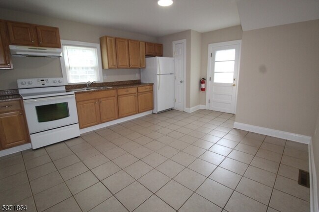 Building Photo - 30 White Meadow Ave