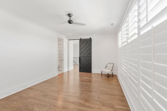 Building Photo - 5 Bedroom Home with Luxury Finishes in West End