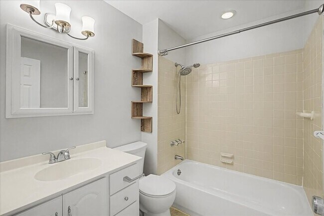 Building Photo - 5 Knollwood Dr