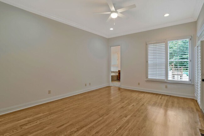 Building Photo - Stunning 4BE/3.5BA home in the very desira...