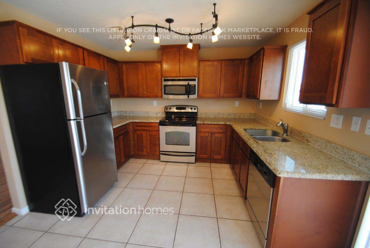 Building Photo - 535 E Quail Ave