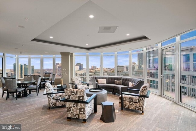 Building Photo - 8220 Crestwood Heights Dr