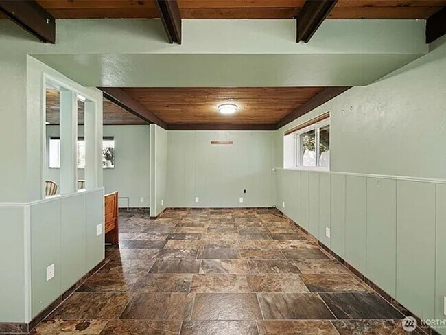 Building Photo - Luxury Home with Views, Maintained Pool and Yard. 5Bed, 3 Bath Great Location