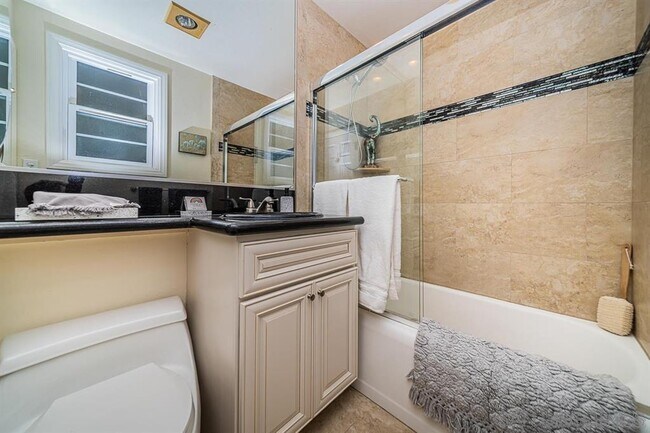 Building Photo - 215 Bonair St