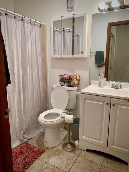 Building Photo - 153 Oak St