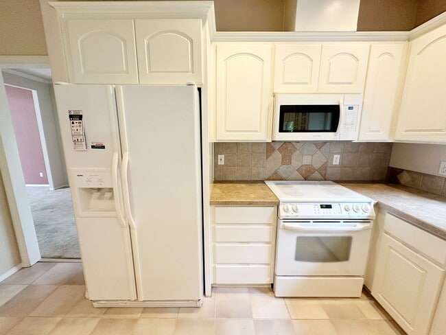 Building Photo - Gorgeous 4-Bedroom, 2.5-Bathroom House in Beaverton with Fenced Backyard, Cozy Gas Fireplace - $1...