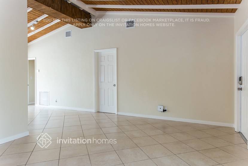 Building Photo - 883 W Country Club Cir