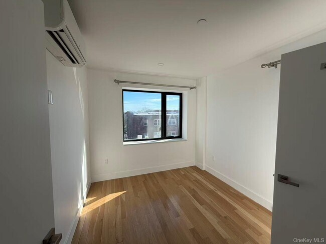 Building Photo - 165-02 Sanford Ave