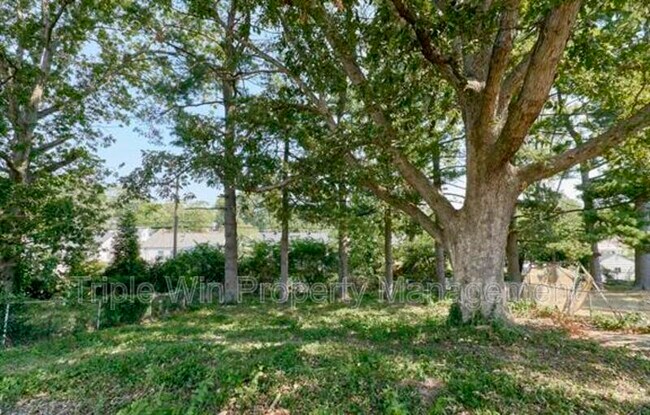 Building Photo - 9823 Meadowview Dr